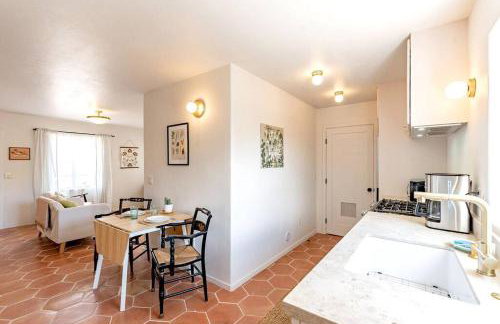 Cute & Cozy 2BR 1BA Adobe w Firepit Near UA & UMC - Foto 19