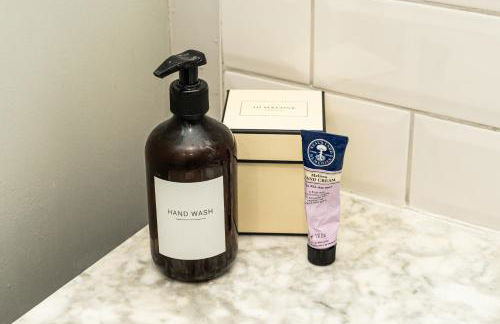 Central Stamford Apartment with private parking - Foto 2