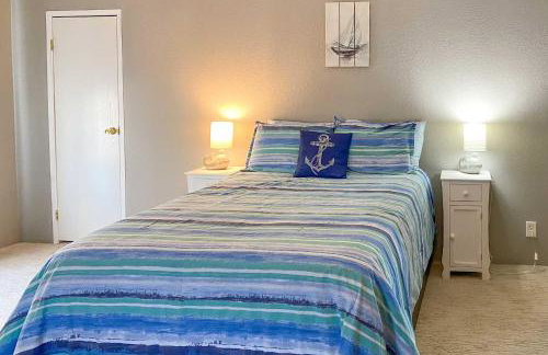 Lakefront Retreat with Pier, Bar Hut and Fireplace! - Foto 23