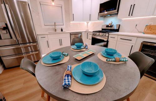 Custom Design Kitchen King Beds Laundry Large TVs - Foto 9