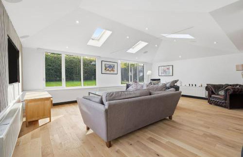 Month Stays, Free parking Luxury 4 Bed - Photo 21