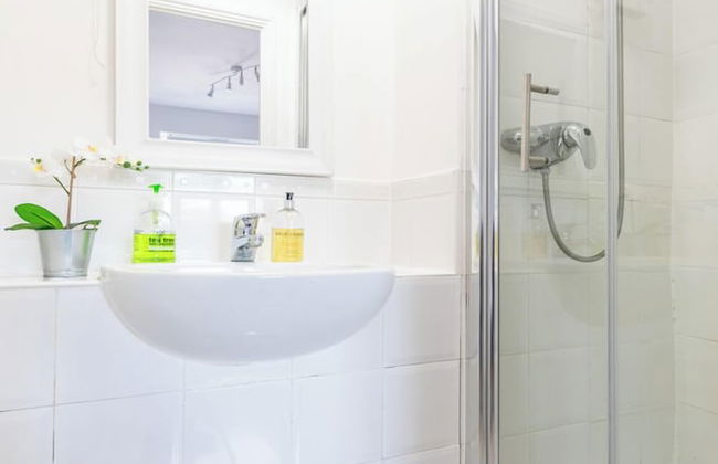 Skyline Haven Modern 2BR w/ Free Parking & 4kTV - Photo 70