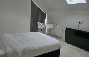 8 Bedroom House Sleeps 20 - Private Garden - Foto 2