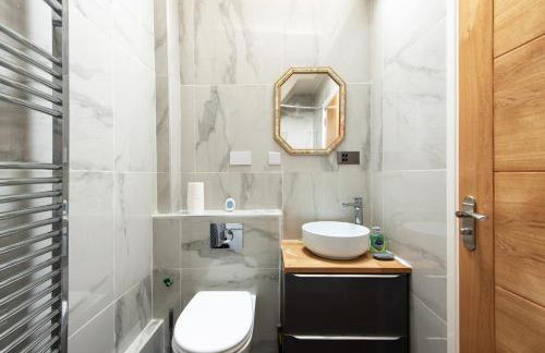 Spacious Cottage 3 Bedrooms with Free Private Parking in a Central Location - Foto 5