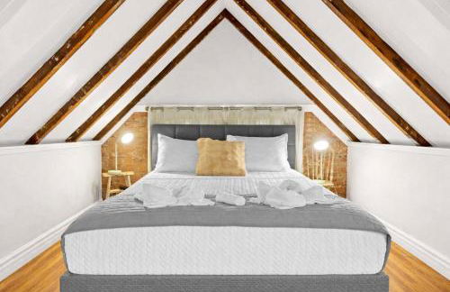 Cozy Top-Floor Retreat in the Heart of Louisville - Photo 4