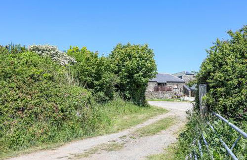 The Old Wagon House views over the fields and sea - Foto 19