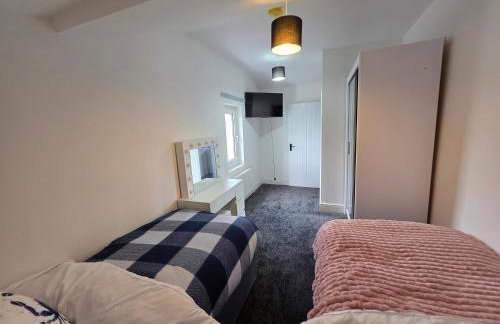 5 Beds 7 guests Private Garden Free Parking - Foto 6