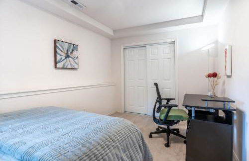 Spacious & Serene 6-Br Family Retreat in Kirkland - Photo 11