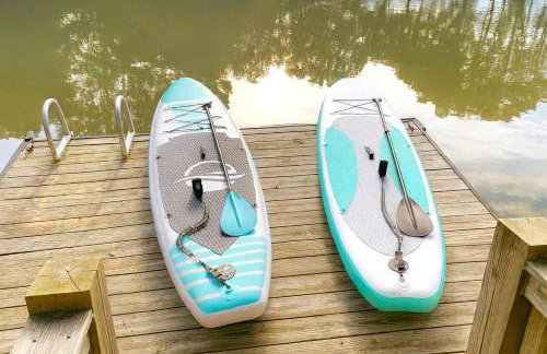 Waterfront Retreat with Spectacular Interior, Jacuzzi and Game Room in NC - Foto 19