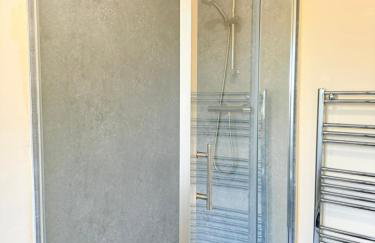 Large 4 Bedroom Sleeps 8, Spacious Apartment for Contractors and Holidays near Bedford Centre - 1 FREE PARKING SPACE & FREE WIFI - Foto 18