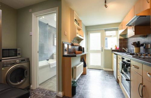 Air Maison - Family Home with Off-Road Parking - Photo 58