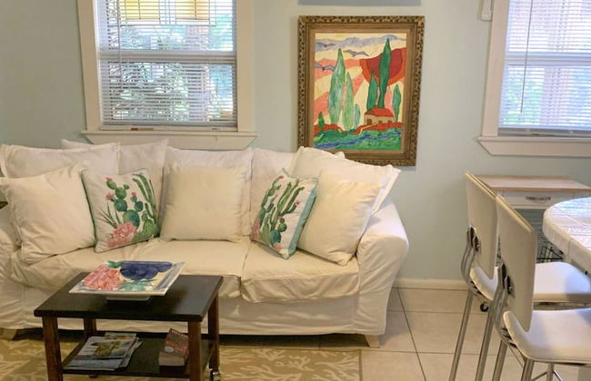 The Secret Garden - The Cottage Near Beach, Shops, Restaurants, Pet Friendly, Close to Lucerne Ave! - Foto 12