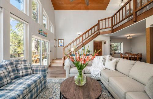 Forest Home with Deck, EV Station, King Beds - Foto 29