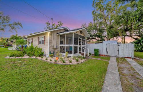 Family & Pet Friendly Getaway with Porch Fire Pit & Yard - Foto 8