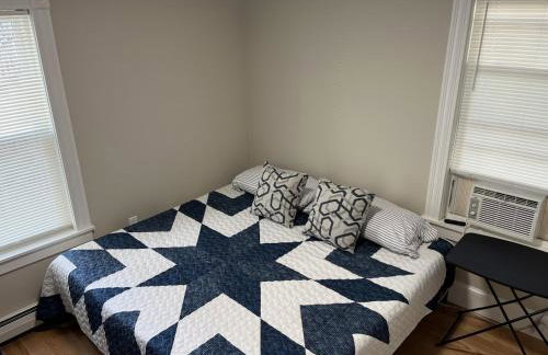 Downtown Apt King Beds Mins to Salem - Photo 12