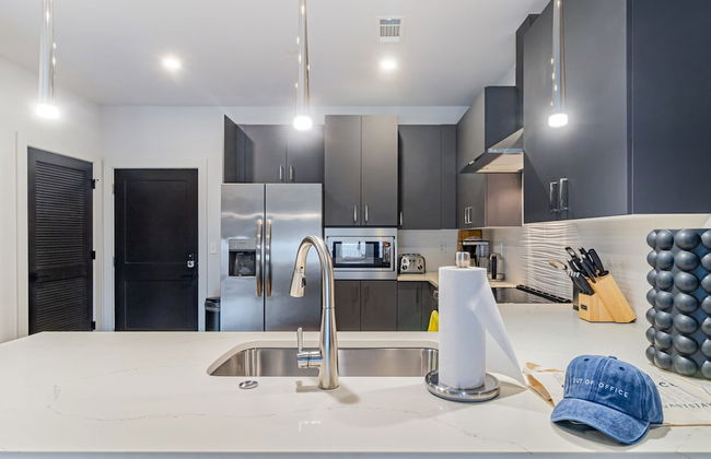 Astra Modern Midtown Retreat With Pool Gym Steps to Dining Broadway - Foto 12