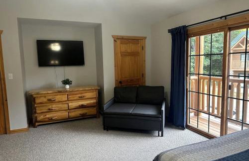 Spacious Luxury Villa Retreat with Jetted Tub, Fireplaces, Balconies, and Smart TV in North Utica, Illinois - Foto 13