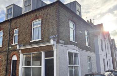 Harbourside 1 bed flat with sofa bed 30 secs from the sea - Foto 1