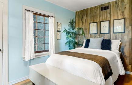 Spanish Revival Charm in Silver Lake w Patio BBQ Walkable Location Maltman Manor by AvantStay - Photo 22