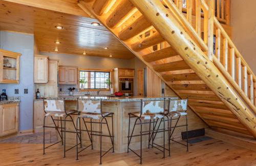 MAJESTIC VIEWS FAMILY LODGE with Large Deck - Photo 18