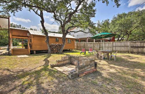 Couples Cabin with Luxury Deck, 1 Mi to Canyon Lake! - Foto 24