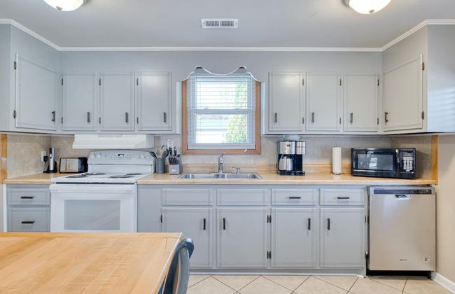 New River 3BR - Fishing, Kayaking, Hot tub, VT Game Weekends - Photo 12