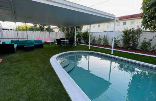 Royal Luxe Pool Home near Ft Laud airport and each - Photo 49