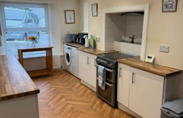 Spacious, sleeps 7, 2 baths, Central Saltash - Photo 14