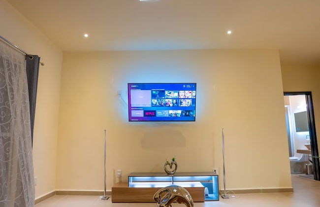 Luxury Apartment With Poll - Photo 26