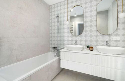 Przestronny Apartament z 2 Sypialniami by Noclegi Renters - Foto 19