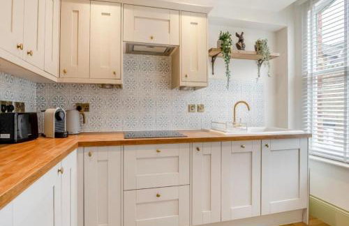 Betty's Townhouse- Luxury 2 bed appt with parking - Photo 11