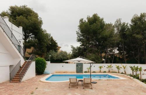 Spacious villa with private pool & garden for 4 - Photo 47