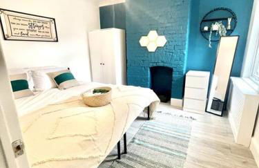 Spacious Modern Victorian House in Rochester - Photo 2