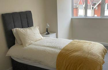 Large 4 Bedroom Sleeps 8, Spacious Apartment for Contractors and Holidays near Bedford Centre - 1 FREE PARKING SPACE & FREE WIFI - Foto 2