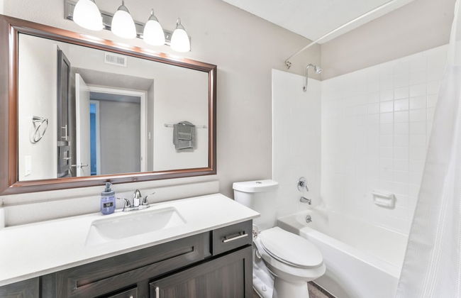 Soco 2BR Comfy Suite w Pool King bed Fast Wifi - Photo 12