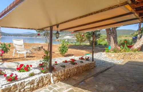 Wonderful stone house infront of the sea. - Photo 1