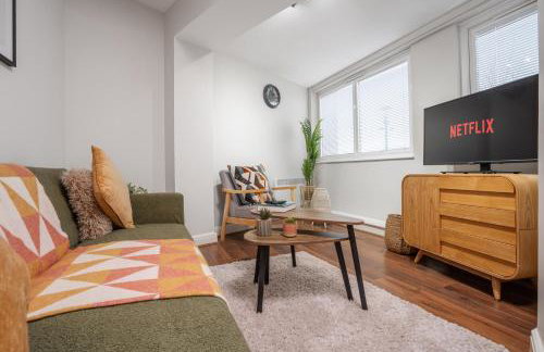 Cozy Waterfront Apartment - Free Parking & Wi-Fi - Photo 35