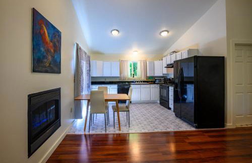 Blue House - private 2 bed, 2 bath home with garage - Photo 9