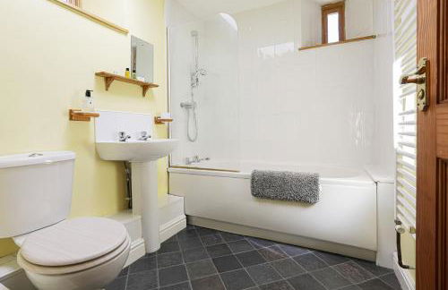 The Old Wagon House views over the fields and sea - Foto 13