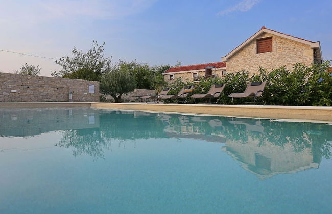 Villa in Prkos With Private Pool and Sea Nearby - Foto 1