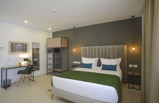 Maia Hotel Suites - Photo 23