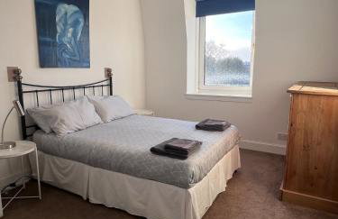 Spacious 2 bedroom flat nearby train and bus station - Foto 22