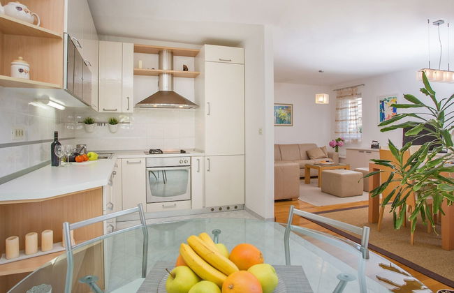 Spacious and Modern 1st Floor Apartment With Private Garage, Wi-fi - Foto 8