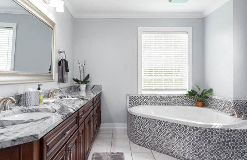 Hot Tub, Views & Game Room - 20 min to Downtown Asheville! - Foto 28