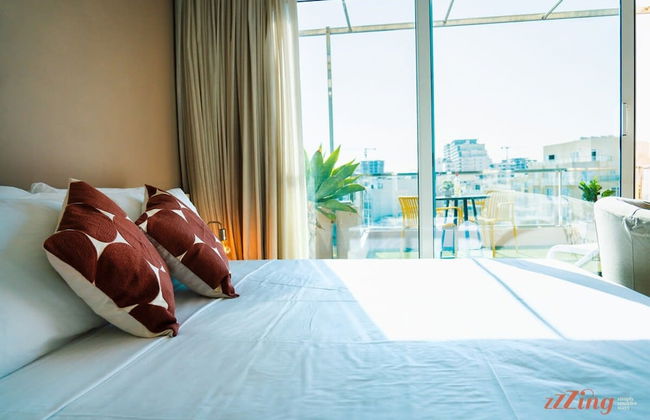 Gorgeous Seaviews From a Stunning Studio - Photo 2