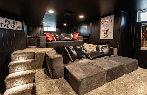 Near Drake/Downtown packed w/Amenities - Hot Tub - Movie Theater - Photo 7