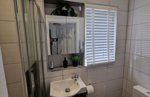 Stunning, clean, free parking home, ideal long stays - Foto 24