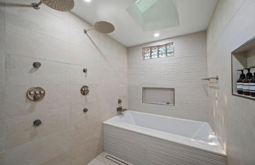 Garland Treehouse Villa: Patio Feasts & Creekside by Vacation Your way - Foto 35