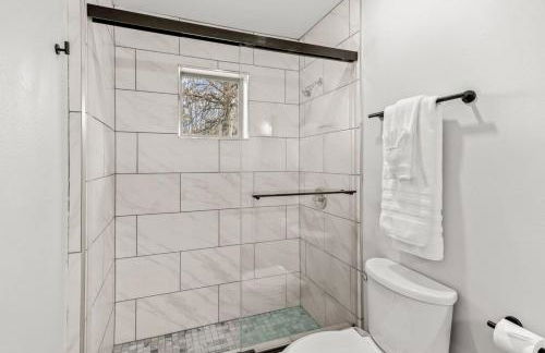 Spacious Family Haven - Walk to Downtown & JBU - Foto 16