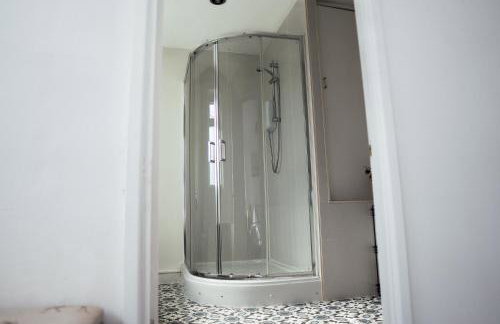 Large 4 BedroomProperty driveway and 3 bathrooms - Photo 16